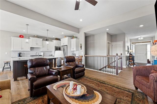 925 N Willow Court, Tonganoxie, KS 66086