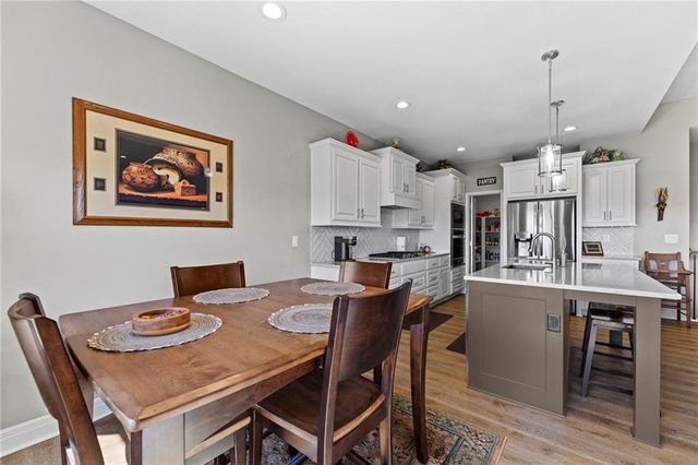 925 N Willow Court, Tonganoxie, KS 66086