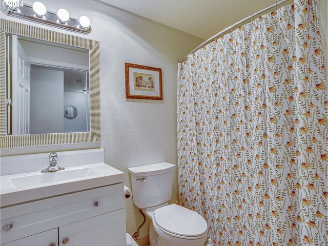 8913 Se RHONE St, Portland, OR 97266