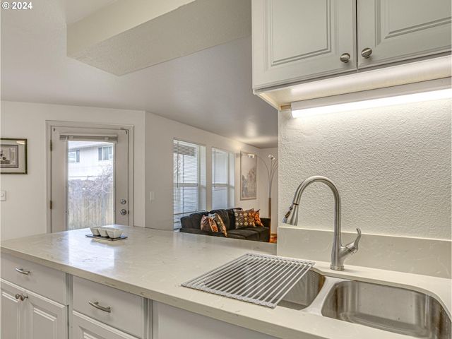 8913 Se RHONE St, Portland, OR 97266