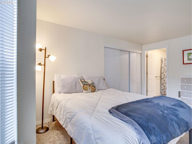 8913 Se RHONE St, Portland, OR 97266