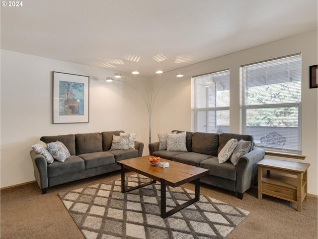 8913 Se RHONE St, Portland, OR 97266