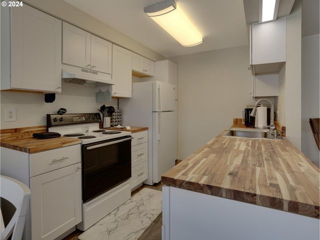 8913 Se RHONE St, Portland, OR 97266