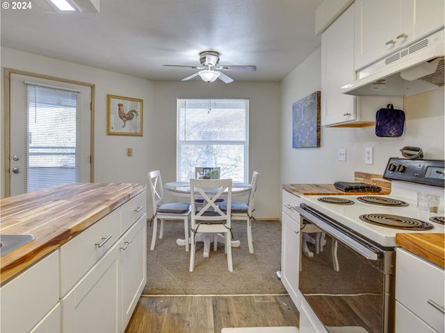 8913 Se RHONE St, Portland, OR 97266