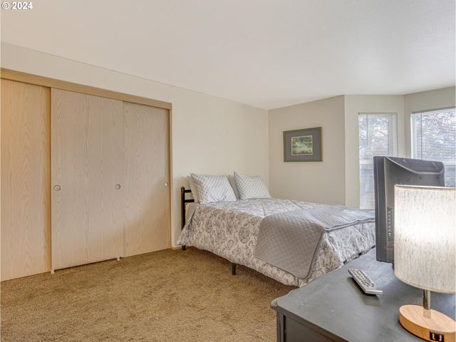 8913 Se RHONE St, Portland, OR 97266