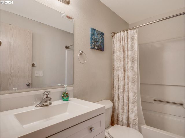 8913 Se RHONE St, Portland, OR 97266