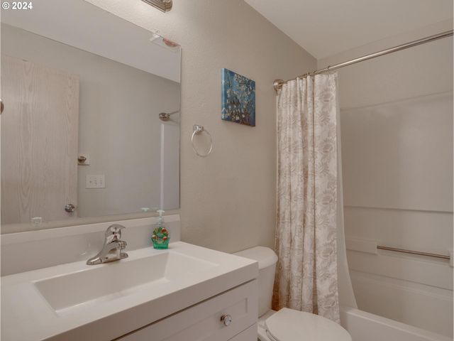 8913 Se RHONE St, Portland, OR 97266