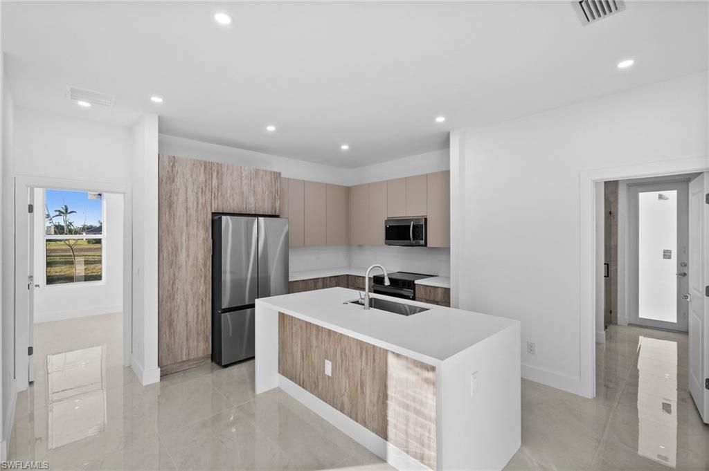 Image 6 of property listing at 2814 5TH TER, Cape Coral, FL 33993