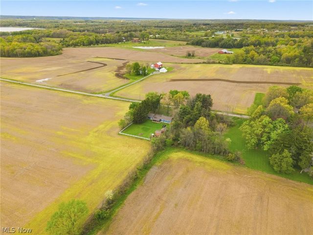 1477 E Garfield Road, New Springfield, OH 44443