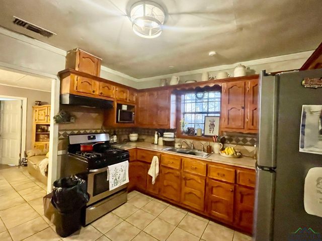 909 Wilson St, Marshall, TX 75670