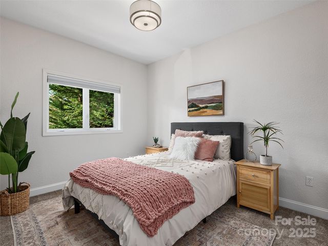 17 Lake Avenue, Black Mountain, NC 28711