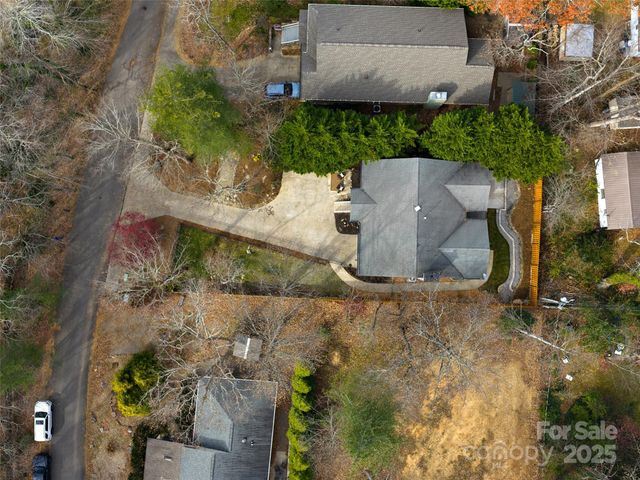 17 Lake Avenue, Black Mountain, NC 28711