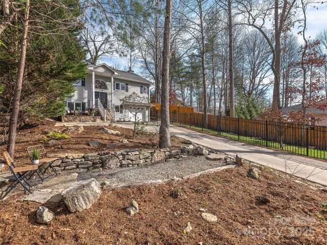 17 Lake Avenue, Black Mountain, NC 28711