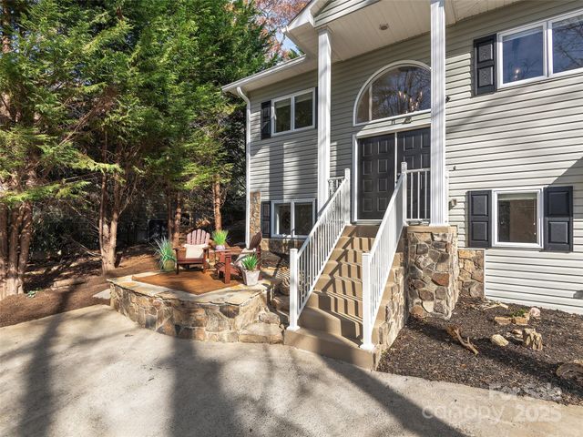 17 Lake Avenue, Black Mountain, NC 28711