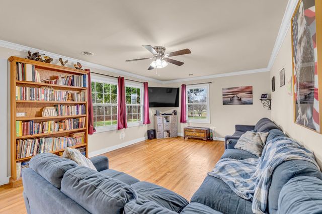 1105 Viola Rd, Mcminnville, TN 37110