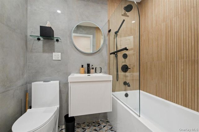 16 Valley Lane N, North Woodmere, NY 11581