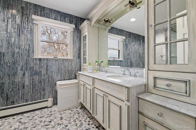 16 Valley Lane N, North Woodmere, NY 11581