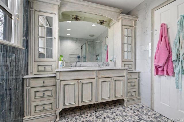 16 Valley Lane N, North Woodmere, NY 11581