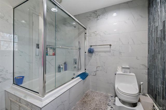 16 Valley Lane N, North Woodmere, NY 11581