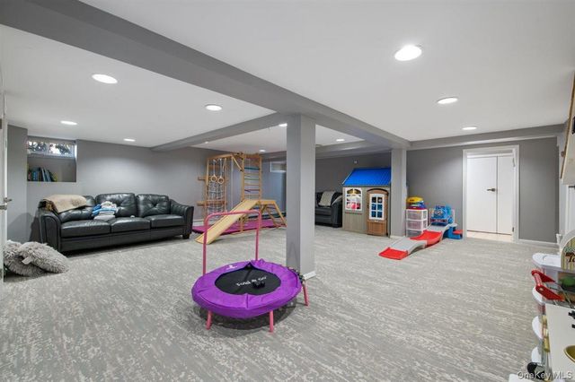 16 Valley Lane N, North Woodmere, NY 11581