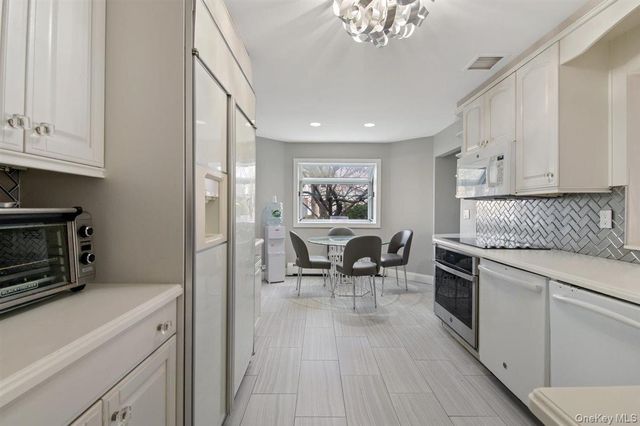 16 Valley Lane N, North Woodmere, NY 11581