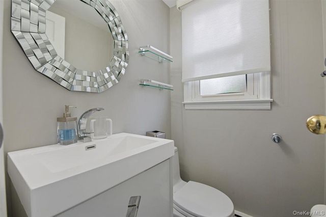 16 Valley Lane N, North Woodmere, NY 11581