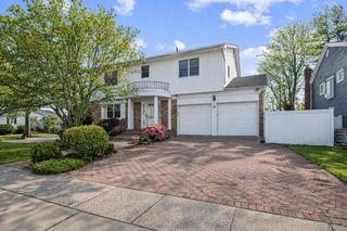16 Valley Lane N, North Woodmere, NY 11581