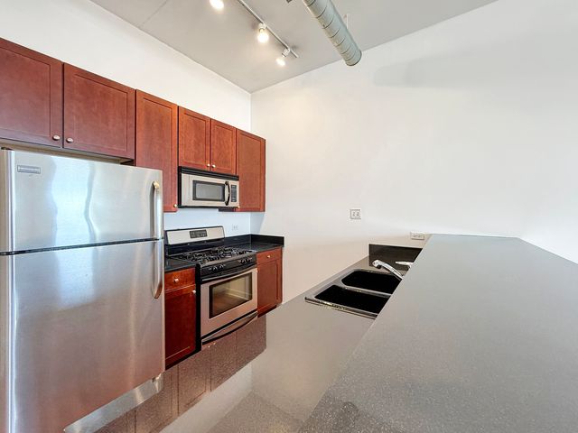 4015 N Milwaukee Avenue 410, Chicago, IL 60641
