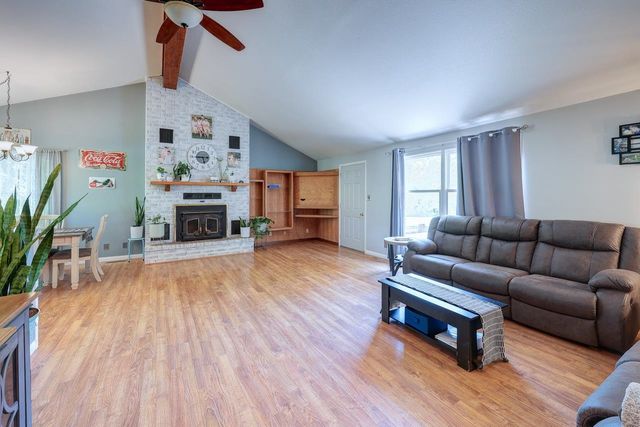 4210 Meadowbrook Ln, Winfield, KS 67156