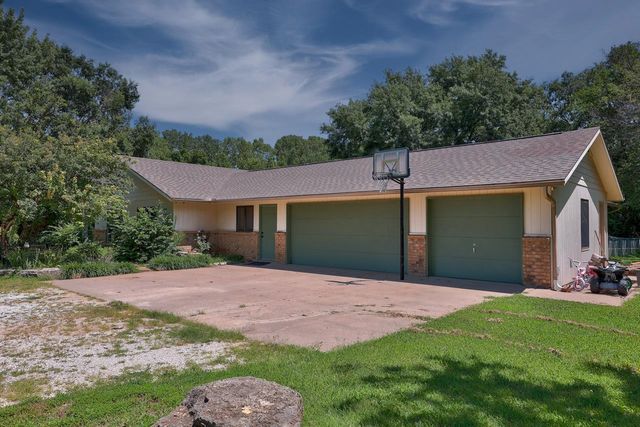 4210 Meadowbrook Ln, Winfield, KS 67156