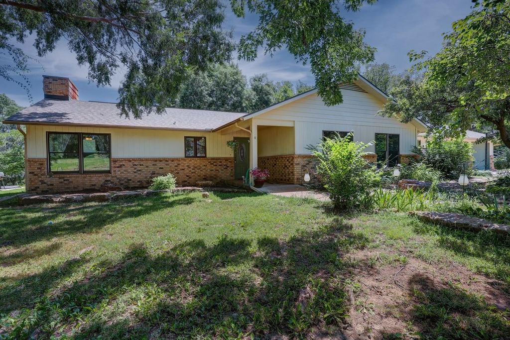 4210 Meadowbrook Ln, Winfield, KS 67156