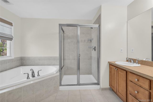 40 Eagle Circle, Bohemia, NY 11716