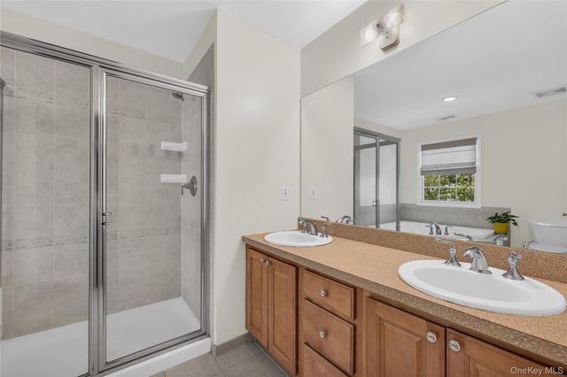 40 Eagle Circle, Bohemia, NY 11716