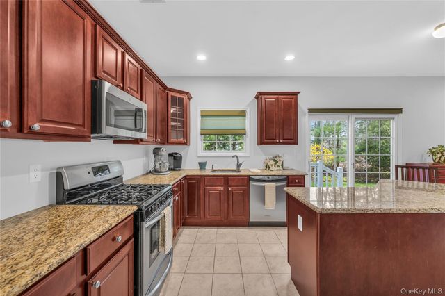 40 Eagle Circle, Bohemia, NY 11716