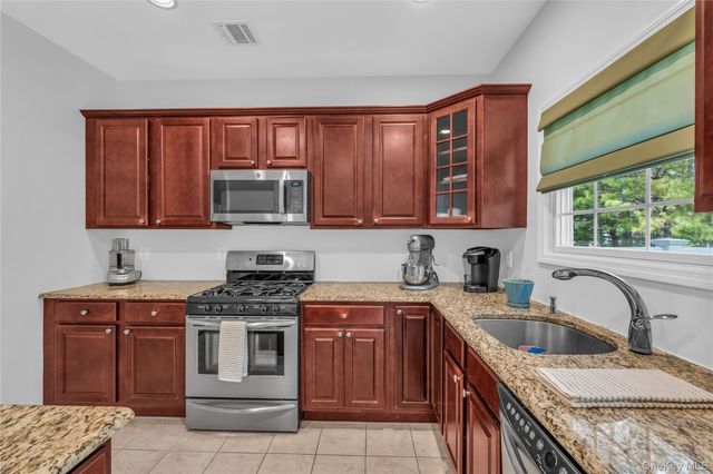 40 Eagle Circle, Bohemia, NY 11716