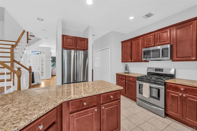 40 Eagle Circle, Bohemia, NY 11716