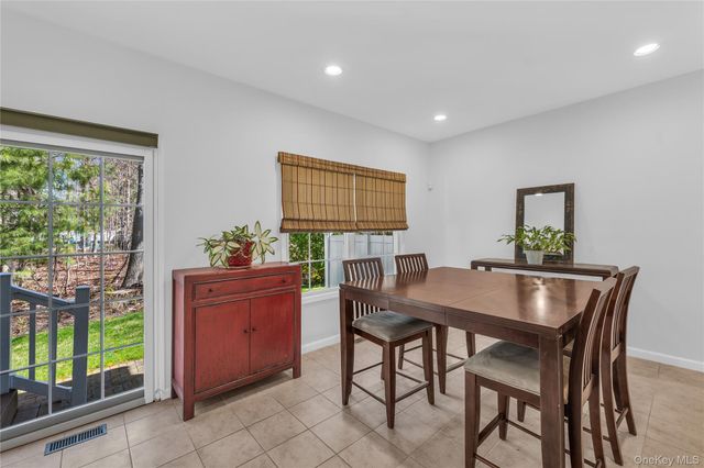 40 Eagle Circle, Bohemia, NY 11716