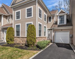 40 Eagle Circle, Bohemia, NY 11716