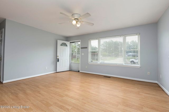 5606 Leemont Ct, Louisville, KY 40272