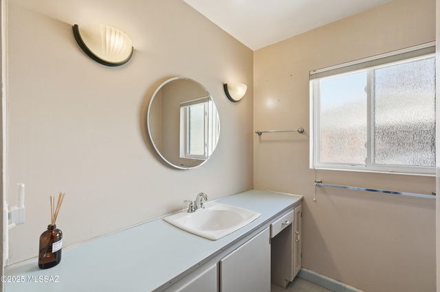 2925 E Loretta Drive, Tucson, AZ 85716