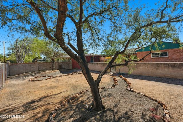 2925 E Loretta Drive, Tucson, AZ 85716