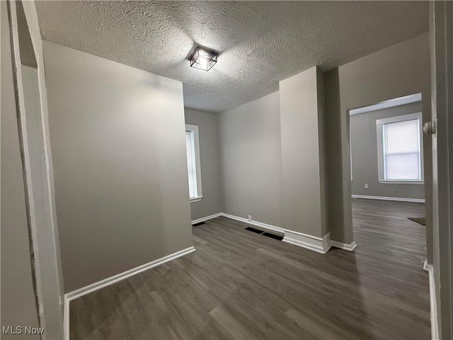 863 Bank Street, Akron, OH 44305