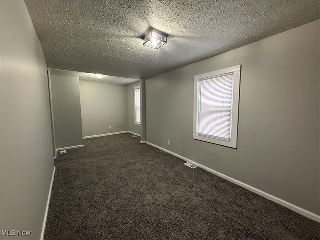 863 Bank Street, Akron, OH 44305