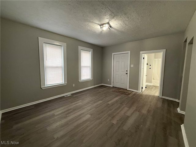 863 Bank Street, Akron, OH 44305