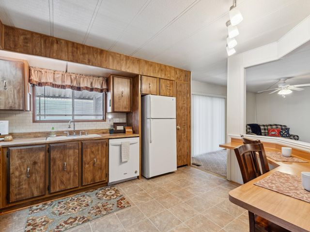 2627 W Midvalley Avenue 30, Visalia, CA 93277