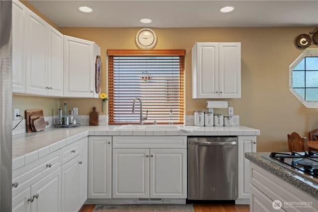8189 Whidbey Drive, Clinton, WA 98236