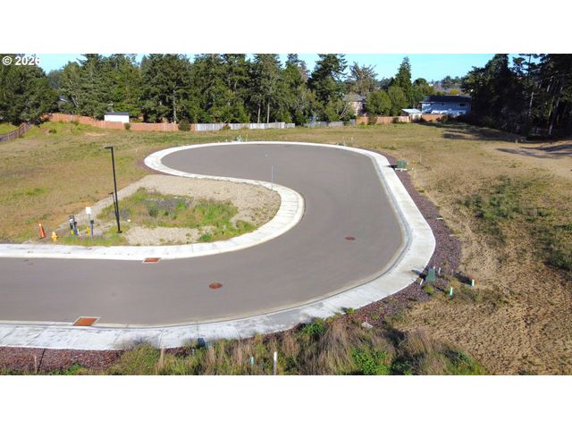 1070 PARK Pl, Coos Bay, OR 97420