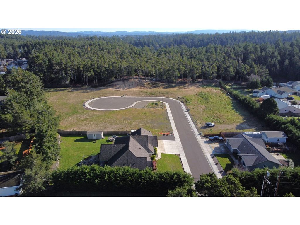 1070 PARK Pl, Coos Bay, OR 97420