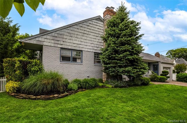 6 Blenheim Court, Rockville Centre, NY 11570