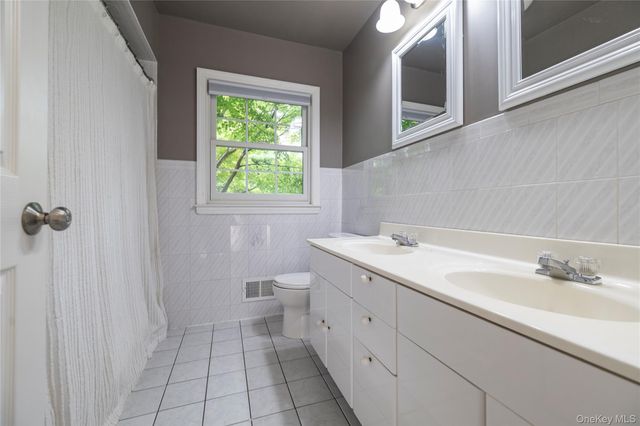 6 Blenheim Court, Rockville Centre, NY 11570